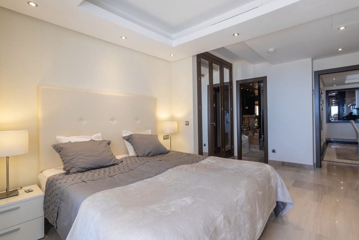 2 Zimmer Penthouse zu verkaufen in Estepona mit Pool Garage - 630.000 € (Ref: 9197313)