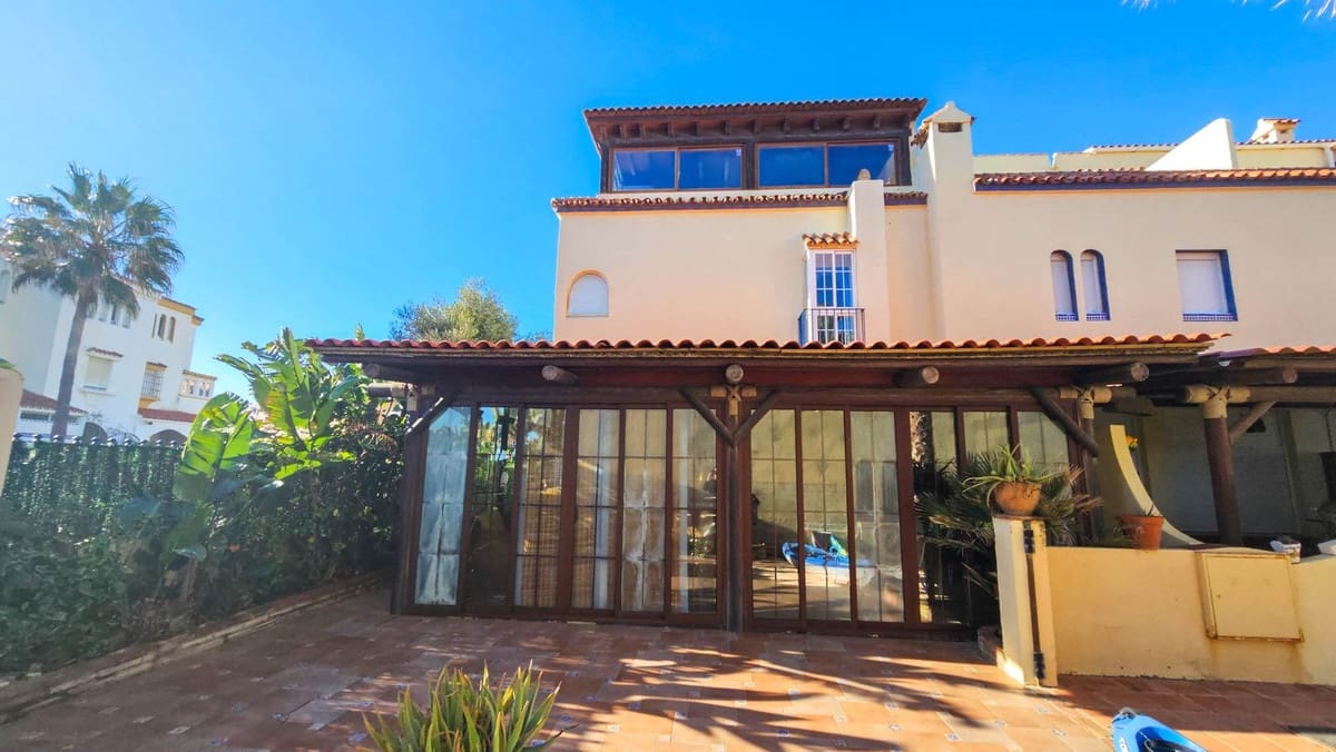 4 sovrum Hus till salu i Bahia de Casares med pool - 675 000 € (Ref: 9201995)