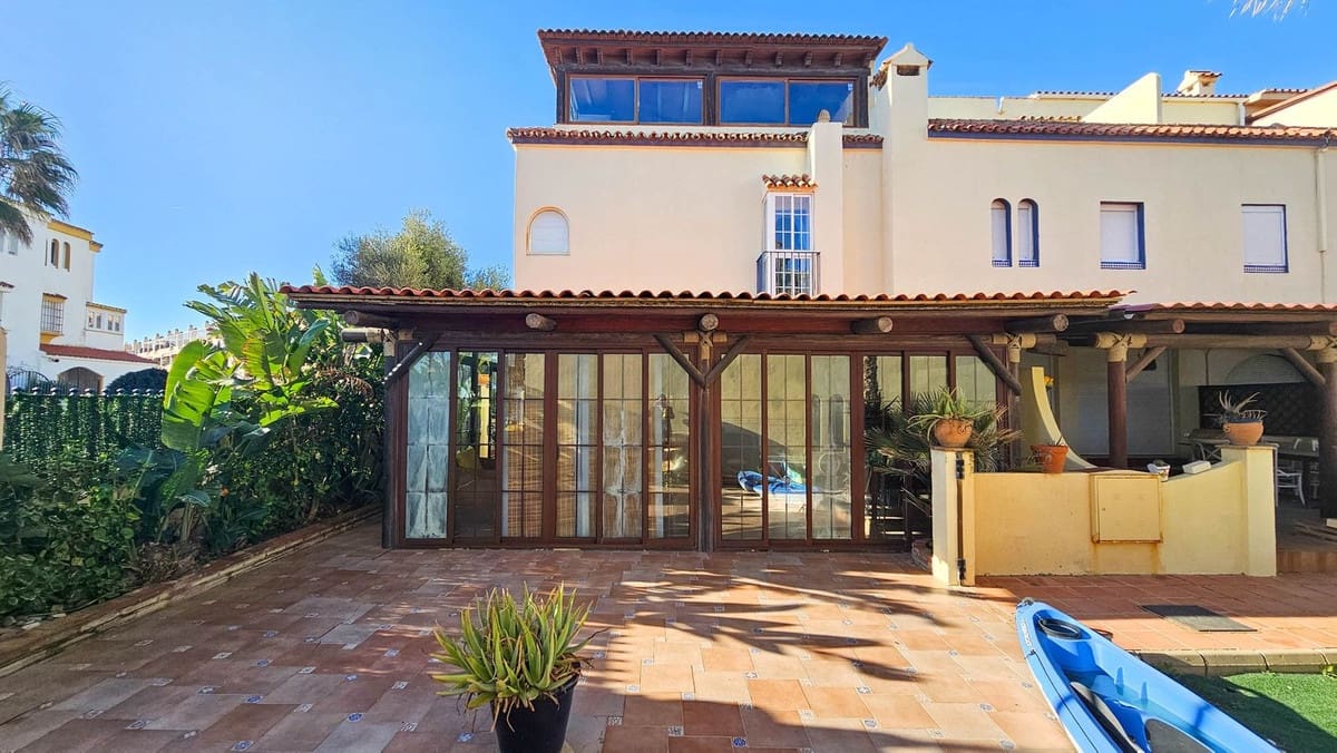 4 sovrum Hus till salu i Bahia de Casares med pool - 675 000 € (Ref: 9201995)