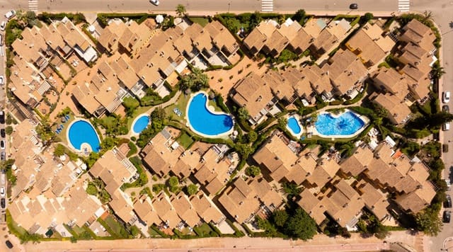 4 makuuhuone Omakotitalo myytävänä paikassa Puerto Banus, Marbella mukana uima-altaan 
autotalli - 1 695 000 € (Ref: 9211510)