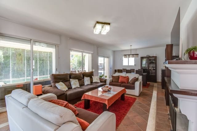 4 soverom Villa til salgs i La Duquesa / Puerto de la Duquesa, Manilva med svømmebasseng garasje - € 699 000 (Ref: 9235673)