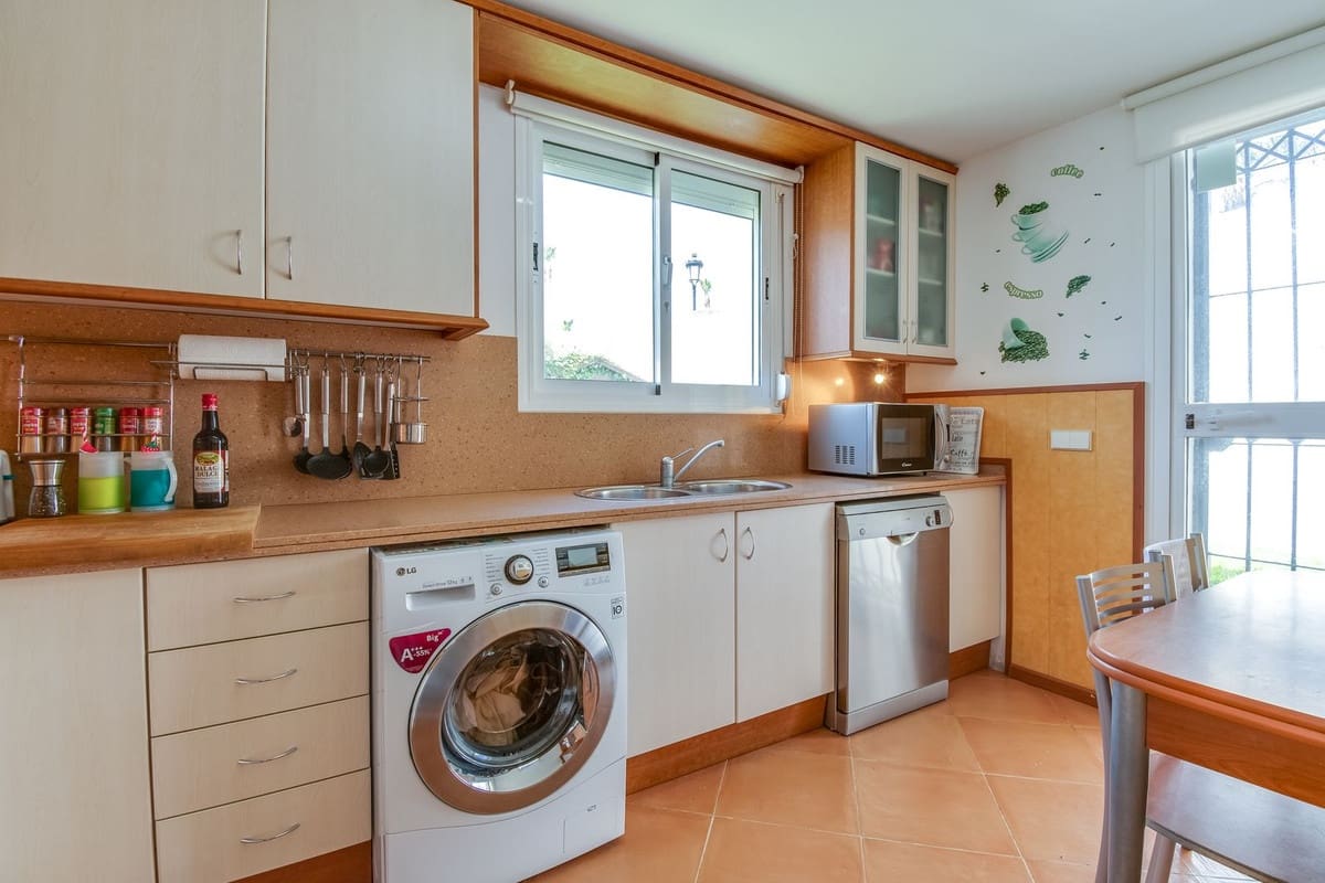 4 bedroom Villa for sale in La Duquesa / Puerto de la Duquesa with pool garage - € 699,000 (Ref: 9235673)