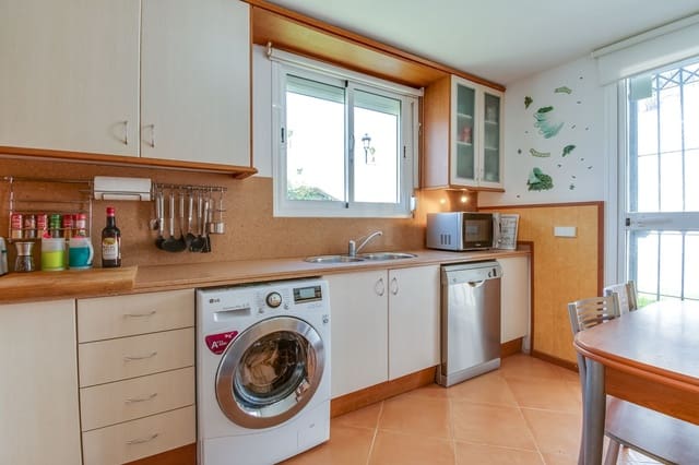 4 soverom Villa til salgs i La Duquesa / Puerto de la Duquesa, Manilva med svømmebasseng garasje - € 699 000 (Ref: 9235673)