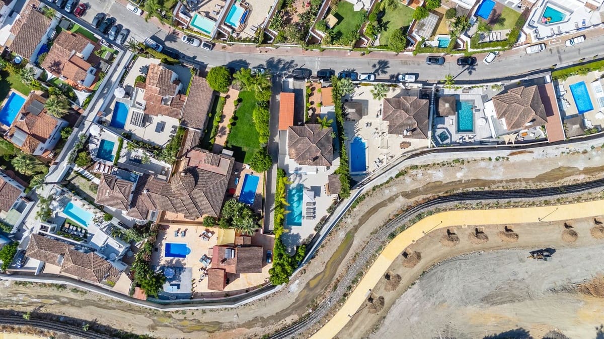 5 makuuhuone Huvila myytävänä paikassa Nueva Andalucia mukana uima-altaan 
autotalli - 2 295 000 € (Ref: 9238778)