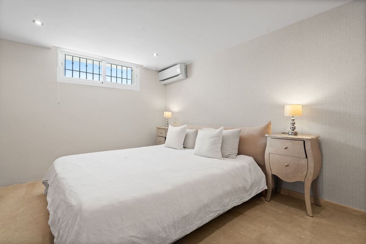 5 makuuhuone Huvila myytävänä paikassa Nueva Andalucia mukana uima-altaan 
autotalli - 2 295 000 € (Ref: 9238778)