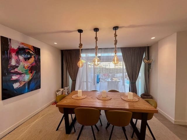 2 soverom Leilighet til salgs i El Paraiso, Estepona med svømmebasseng garasje - € 450 000 (Ref: 9251447)