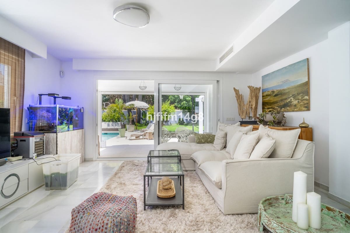 4 makuuhuone Huvila myytävänä paikassa Nueva Andalucia mukana uima-altaan 
autotalli - 2 390 000 € (Ref: 9270394)