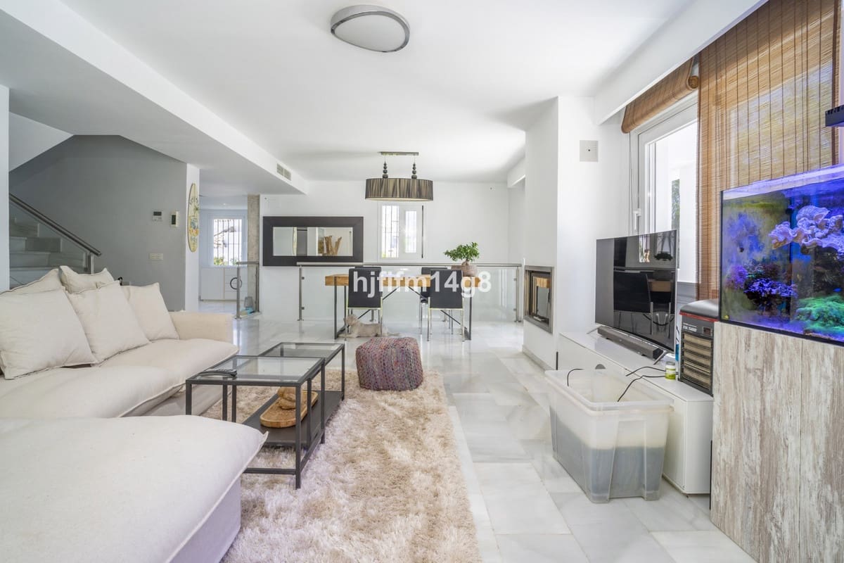 4 makuuhuone Huvila myytävänä paikassa Nueva Andalucia mukana uima-altaan 
autotalli - 2 390 000 € (Ref: 9270394)