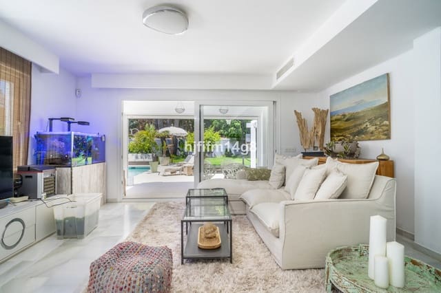 4 makuuhuone Huvila myytävänä paikassa Nueva Andalucia, Marbella mukana uima-altaan 
autotalli - 2 390 000 € (Ref: 9270394)