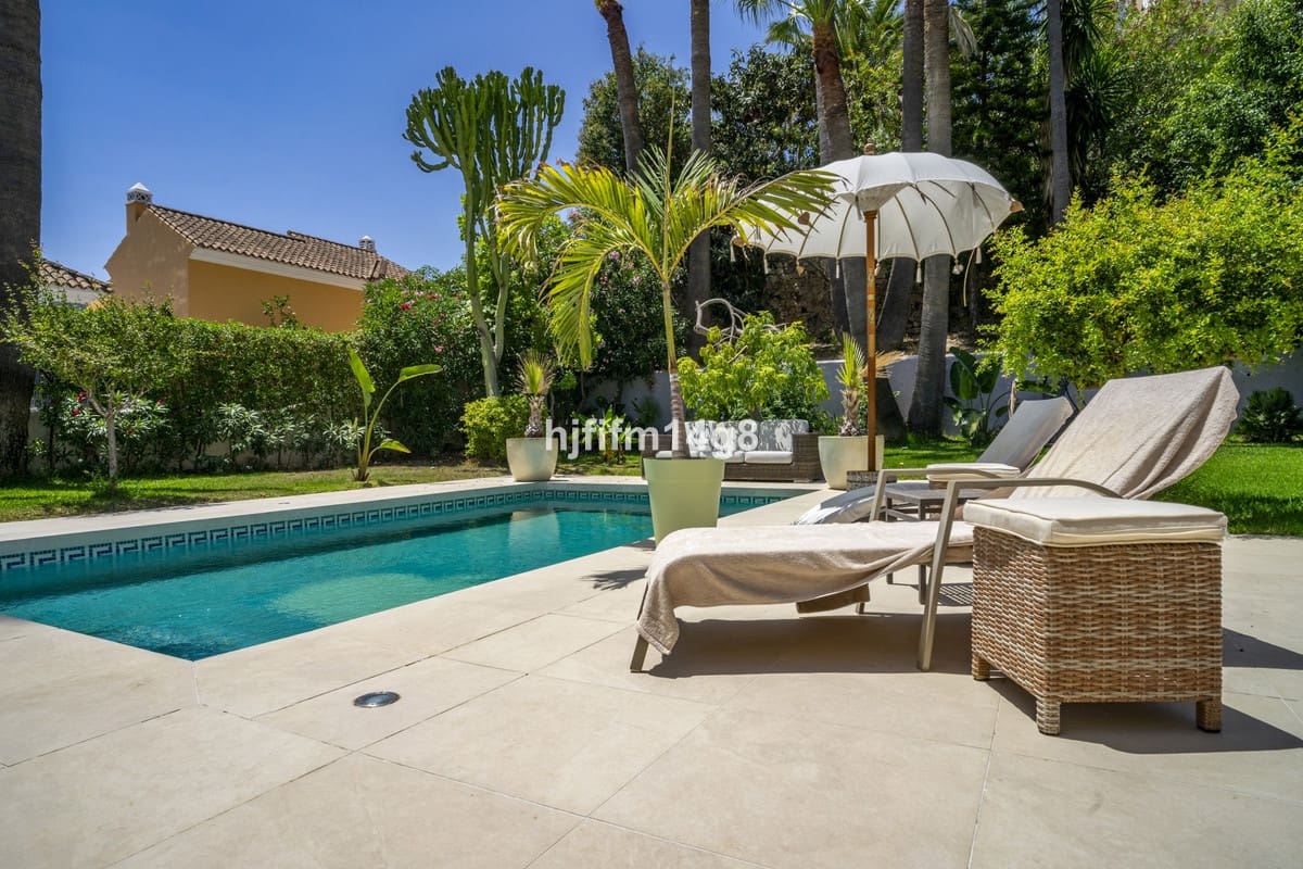 4 makuuhuone Huvila myytävänä paikassa Nueva Andalucia mukana uima-altaan 
autotalli - 2 390 000 € (Ref: 9270394)