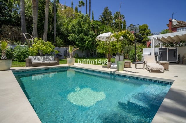 4 makuuhuone Huvila myytävänä paikassa Nueva Andalucia, Marbella mukana uima-altaan 
autotalli - 2 390 000 € (Ref: 9270394)