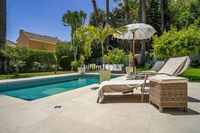 4 makuuhuone Huvila myytävänä paikassa Nueva Andalucia, Marbella mukana uima-altaan 
autotalli - 2 390 000 € (Ref: 9270394)