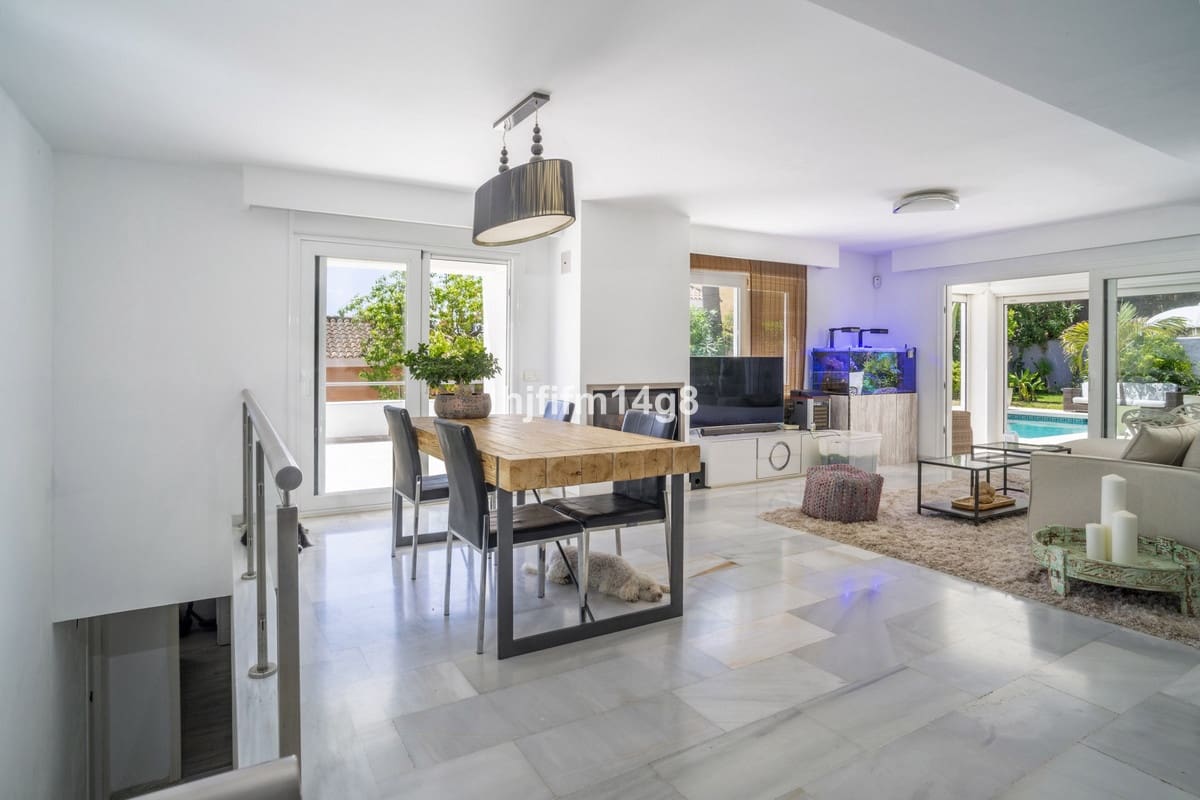 4 makuuhuone Huvila myytävänä paikassa Nueva Andalucia mukana uima-altaan 
autotalli - 2 390 000 € (Ref: 9270394)