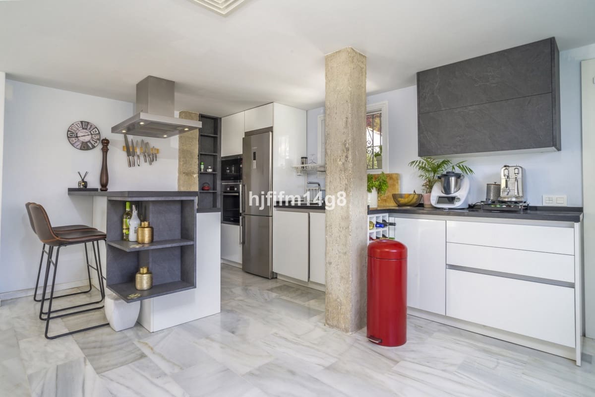 4 makuuhuone Huvila myytävänä paikassa Nueva Andalucia mukana uima-altaan 
autotalli - 2 390 000 € (Ref: 9270394)