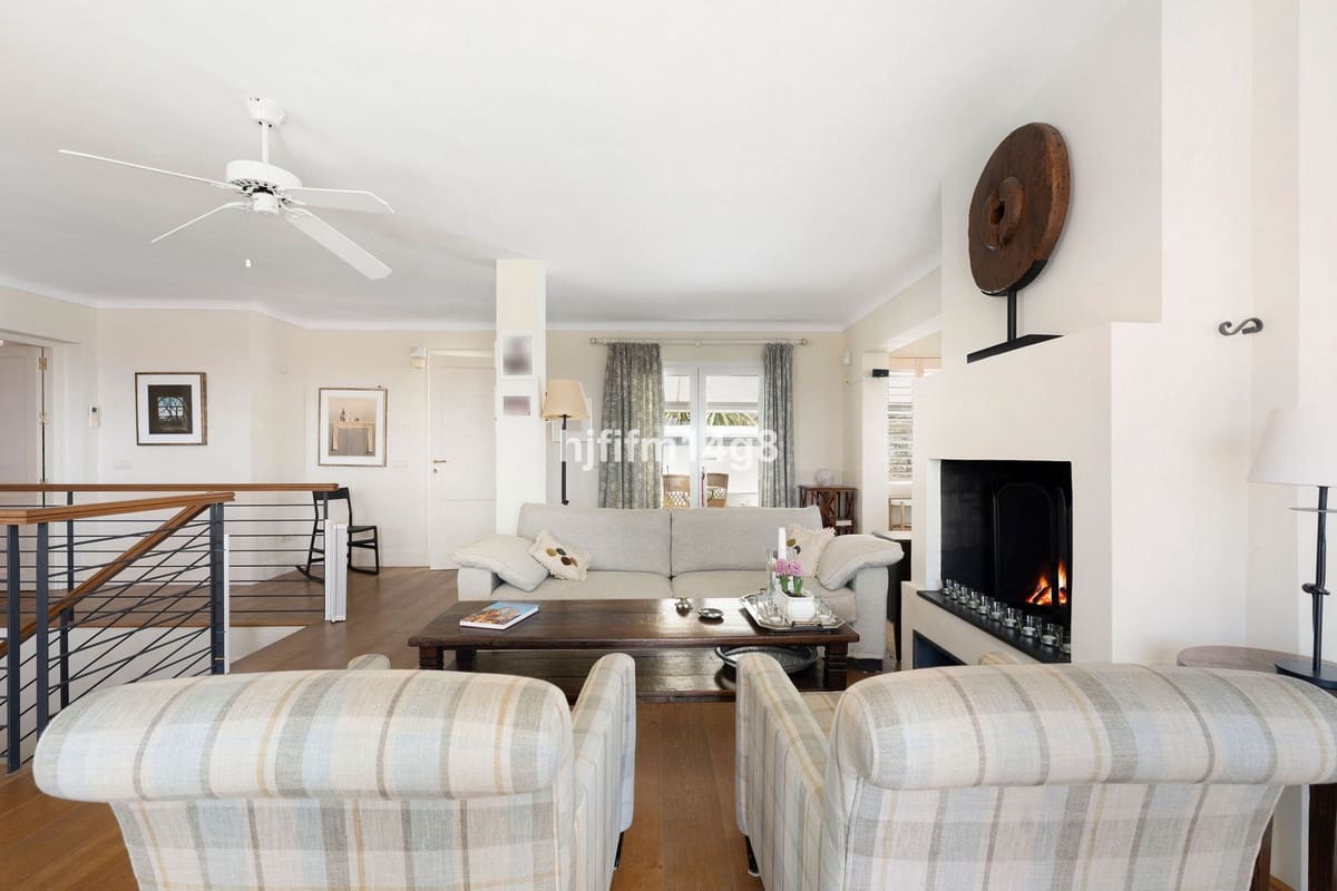 4 makuuhuone Huvila myytävänä paikassa Nueva Andalucia mukana uima-altaan 
autotalli - 1 995 000 € (Ref: 9270395)