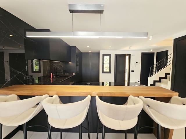 3 makuuhuone Omakotitalo myytävänä paikassa Los Arqueros, Benahavís mukana uima-altaan 
autotalli - 895 000 € (Ref: 9270396)