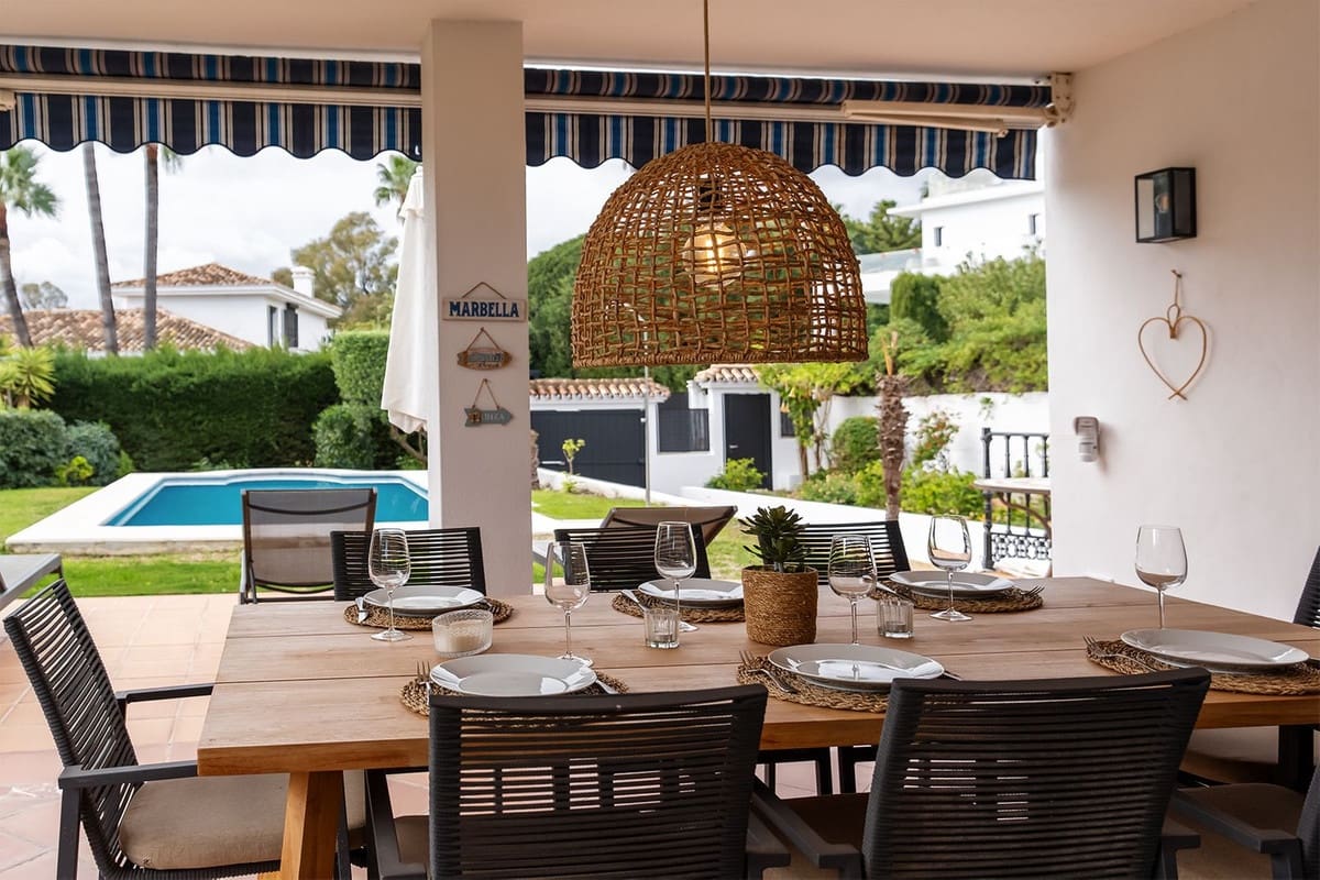 4 makuuhuone Huvila myytävänä paikassa Nueva Andalucia mukana uima-altaan 
autotalli - 2 850 000 € (Ref: 9271597)