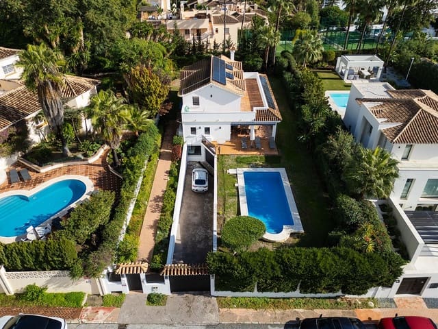 4 makuuhuone Huvila myytävänä paikassa Nueva Andalucia, Marbella mukana uima-altaan 
autotalli - 2 850 000 € (Ref: 9271597)