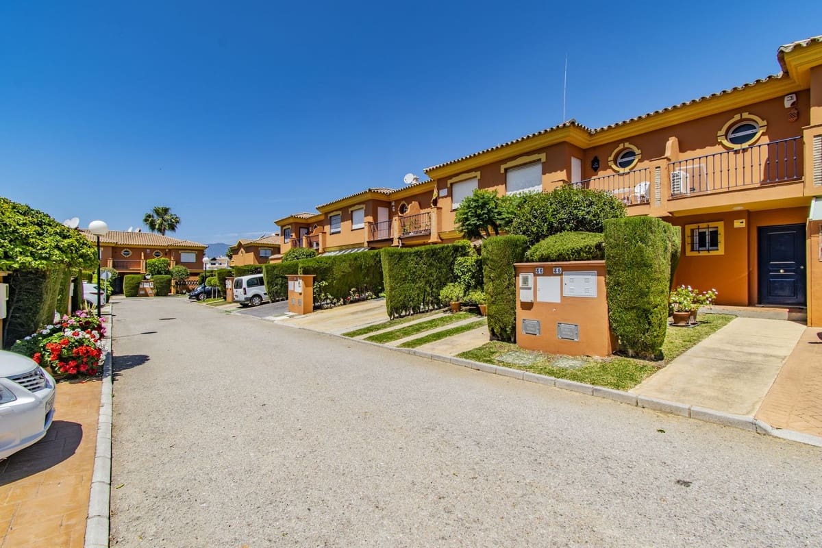3 bedroom Townhouse for sale in La Atalaya with pool garage - € 477,500 (Ref: 9272827)
