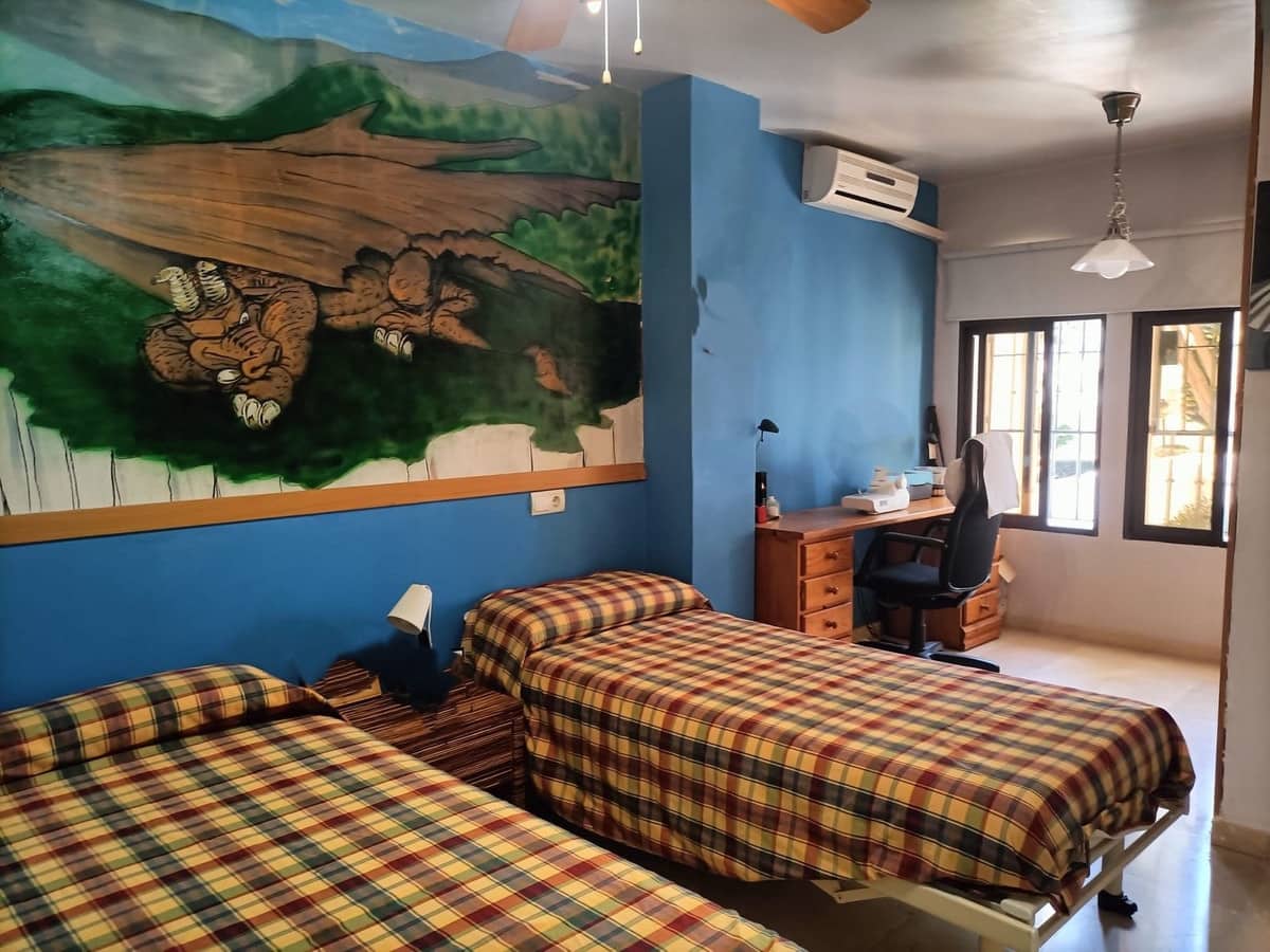 Casa de 4 habitaciones en Estepona en venta con piscina garaje - 615.000 € (Ref: 9272995)