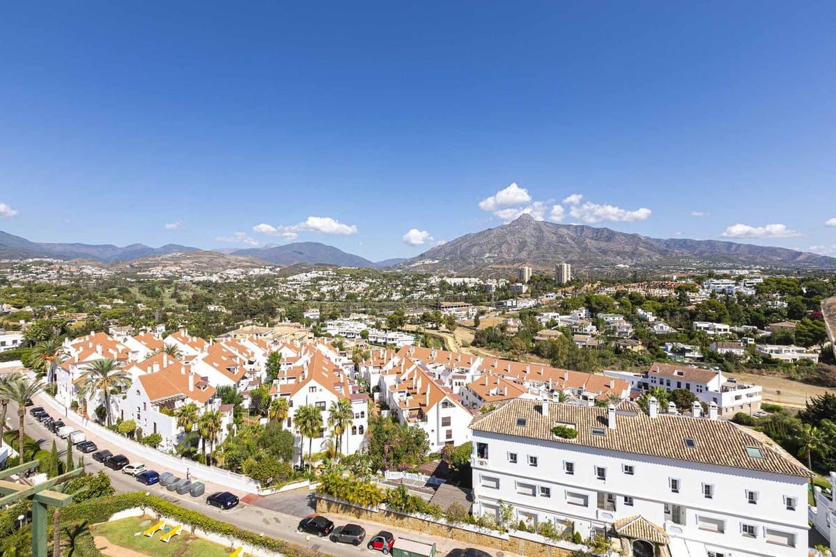 3 sypialnia Penthouse na sprzedaż w Nueva Andalucia z basenem garażem - 755 000 € (Ref: 9288253)