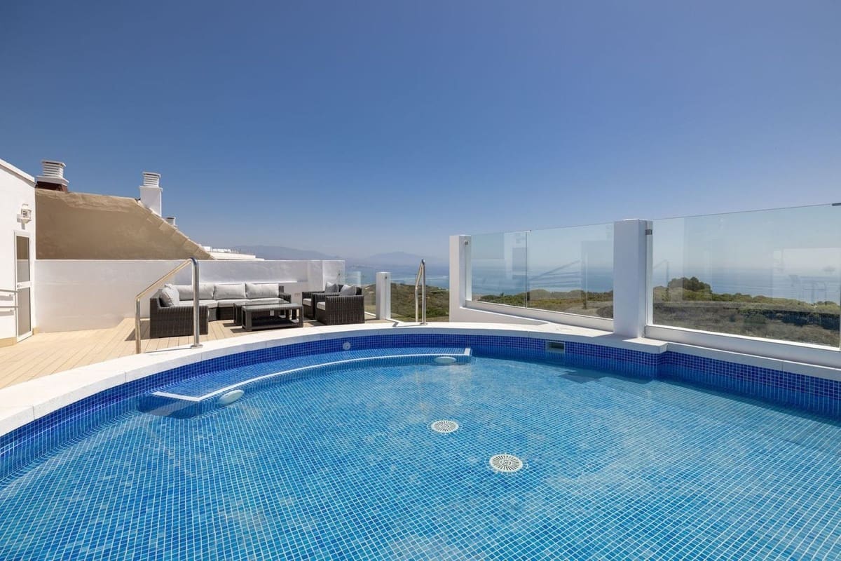 2 makuuhuone Huoneisto myytävänä paikassa La Duquesa / Puerto de la Duquesa mukana uima-altaan - 245 000 € (Ref: 9301907)