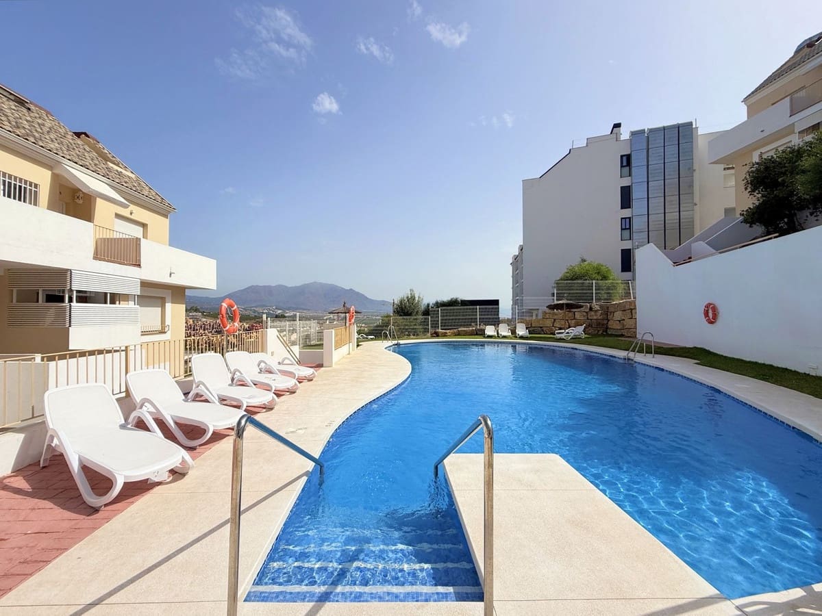 2 makuuhuone Huoneisto myytävänä paikassa La Duquesa / Puerto de la Duquesa mukana uima-altaan - 245 000 € (Ref: 9301907)