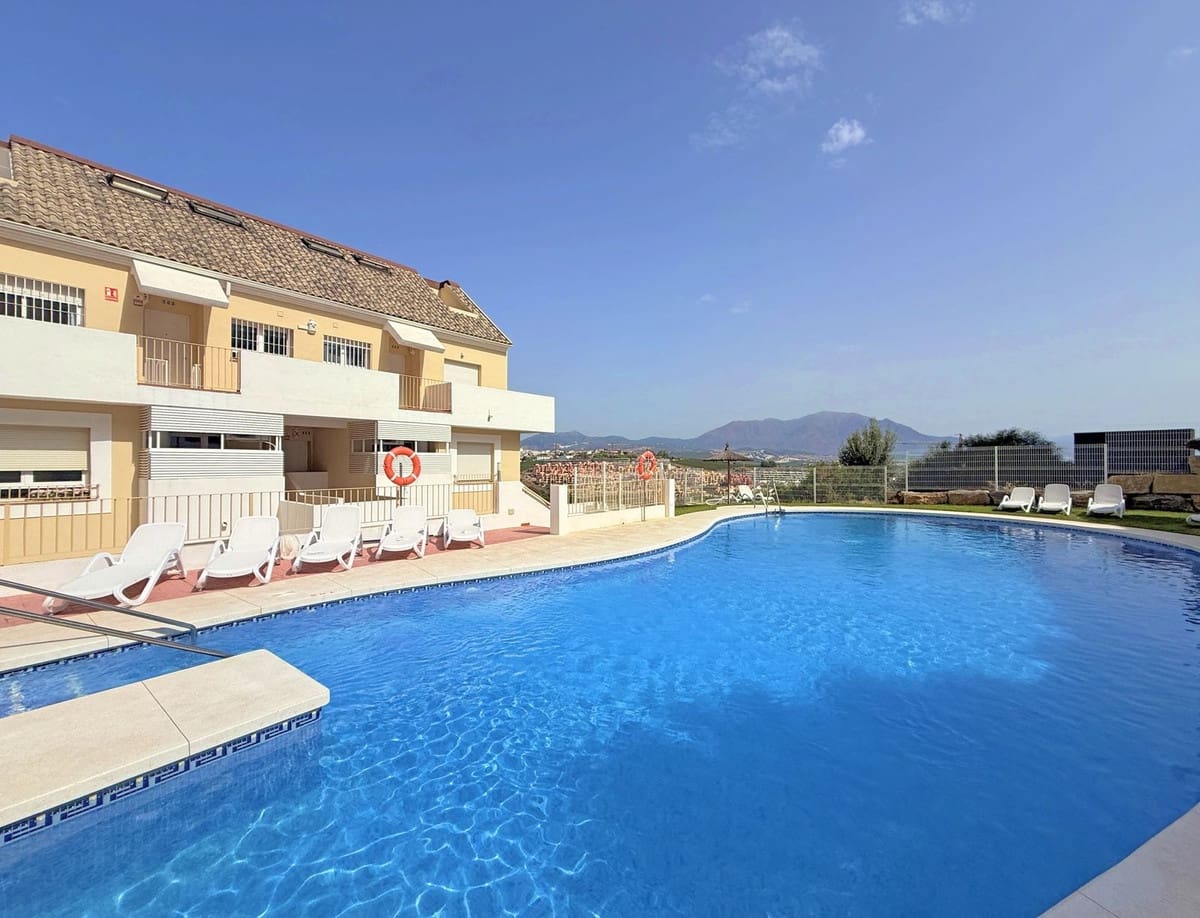 2 makuuhuone Huoneisto myytävänä paikassa La Duquesa / Puerto de la Duquesa mukana uima-altaan - 245 000 € (Ref: 9301907)