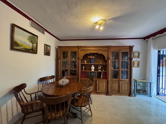 5 makuuhuone Omakotitalo myytävänä paikassa San Pedro de Alcantara, Marbella mukana uima-altaan - 660 000 € (Ref: 9309326)