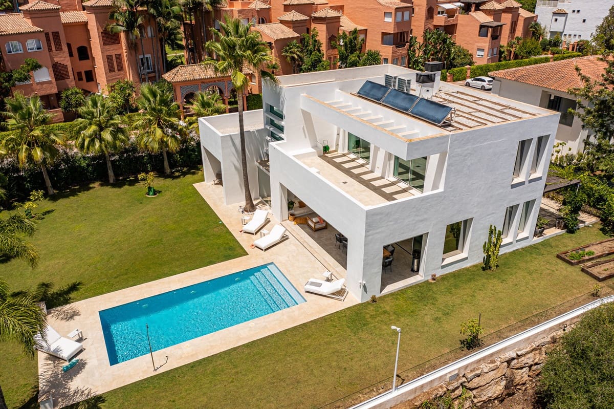 4 sypialnia Willa na sprzedaż w Guadalmina z basenem garażem - 2 650 000 € (Ref: 9311427)