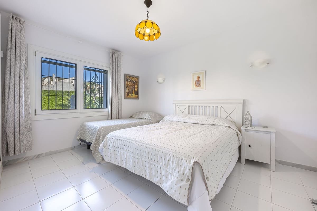 3 soverom Villa til salgs i La Duquesa / Puerto de la Duquesa med svømmebasseng - € 475 000 (Ref: 9311432)