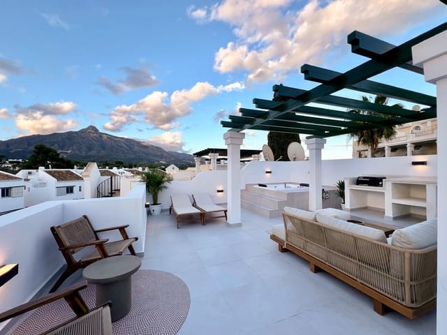3 bedroom Penthouse for sale in Nueva Andalucia, Marbella with pool - € 750,000 (Ref: 9327017)