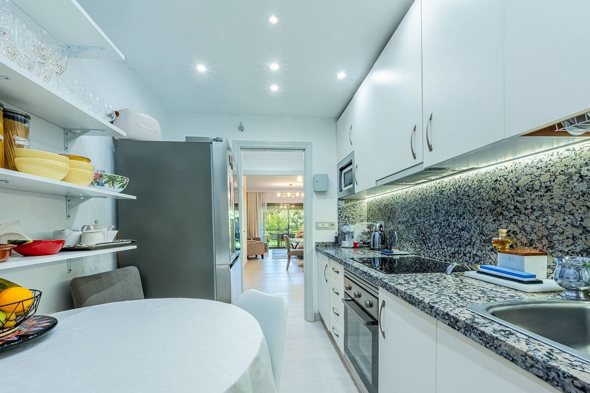 2 soverom Leilighet til salgs i Benahavis med svømmebasseng garasje - € 559 000 (Ref: 9341561)