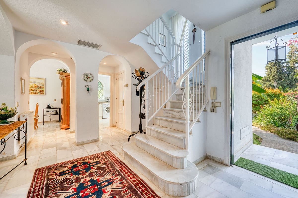 4 makuuhuone Huvila myytävänä paikassa Nueva Andalucia mukana uima-altaan 
autotalli - 2 395 000 € (Ref: 9343731)