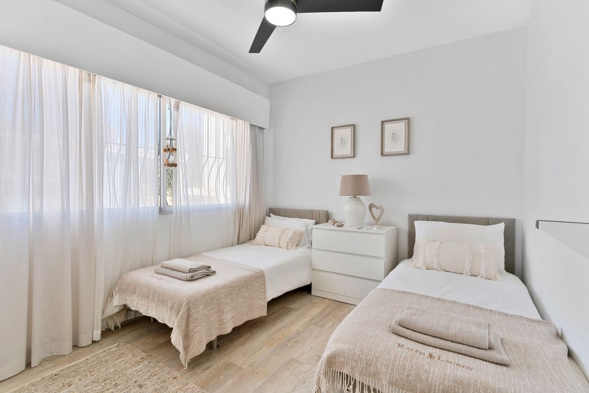 5 slaapkamer Villa te koop in Nueva Andalucia met zwembad garage - € 1.250.000 (Ref: 9343732)