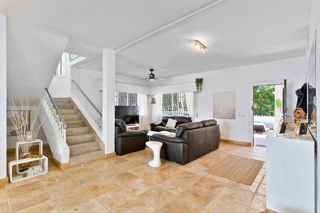 5 slaapkamer Villa te koop in Nueva Andalucia, Marbella met zwembad garage - € 1.250.000 (Ref: 9343732)