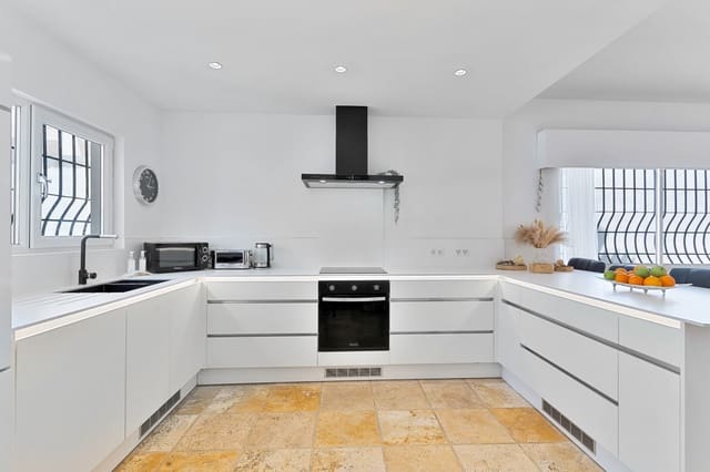 5 slaapkamer Villa te koop in Nueva Andalucia, Marbella met zwembad garage - € 1.250.000 (Ref: 9343732)