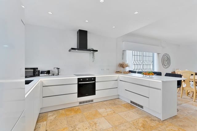 5 slaapkamer Villa te koop in Nueva Andalucia, Marbella met zwembad garage - € 1.250.000 (Ref: 9343732)