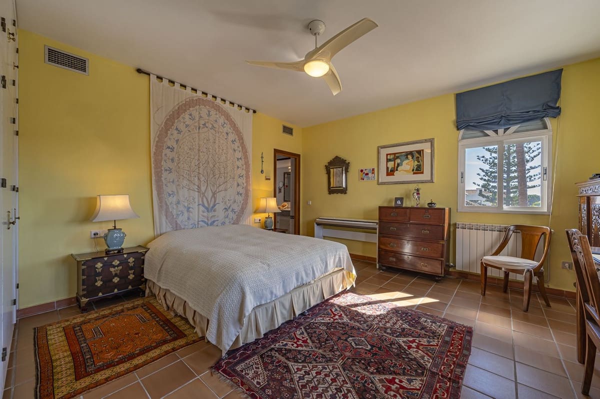 4 quarto Moradia para venda em Estepona com piscina garagem - 2 495 000 € (Ref: 9343913)