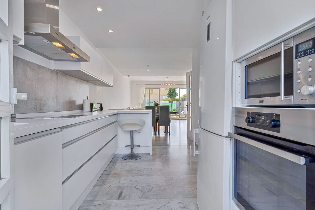 5 sypialnia Dom na sprzedaż w Calahonda z basenem garażem - 528 000 € (Ref: 9350192)