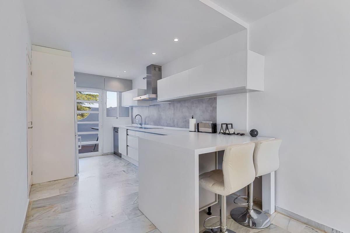 5 sypialnia Dom na sprzedaż w Calahonda z basenem garażem - 528 000 € (Ref: 9350192)