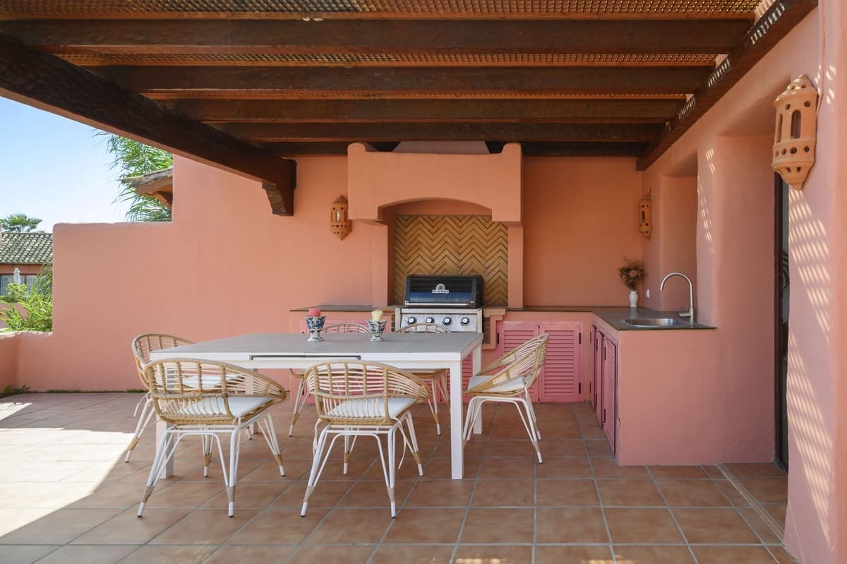 Ático de 3 habitaciones en Estepona en venta con piscina garaje - 1.800.000 € (Ref: 9353011)