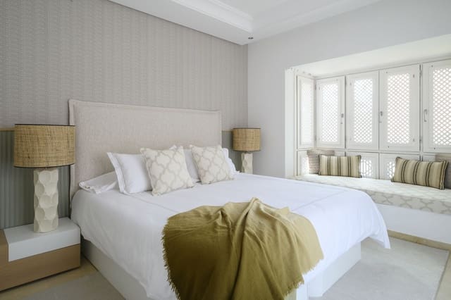 Ático de 3 habitaciones en Estepona en venta con piscina garaje - 1.800.000 € (Ref: 9353011)