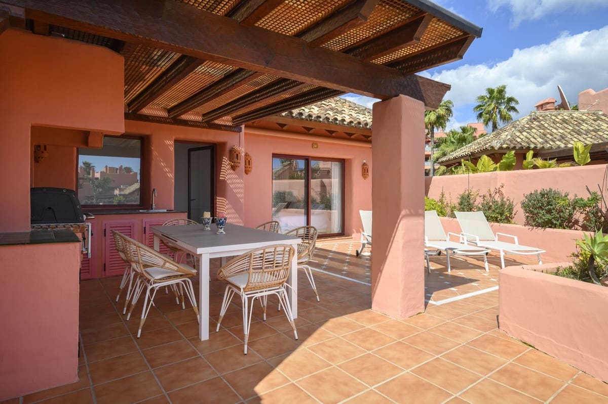 Ático de 3 habitaciones en Estepona en venta con piscina garaje - 1.800.000 € (Ref: 9353011)