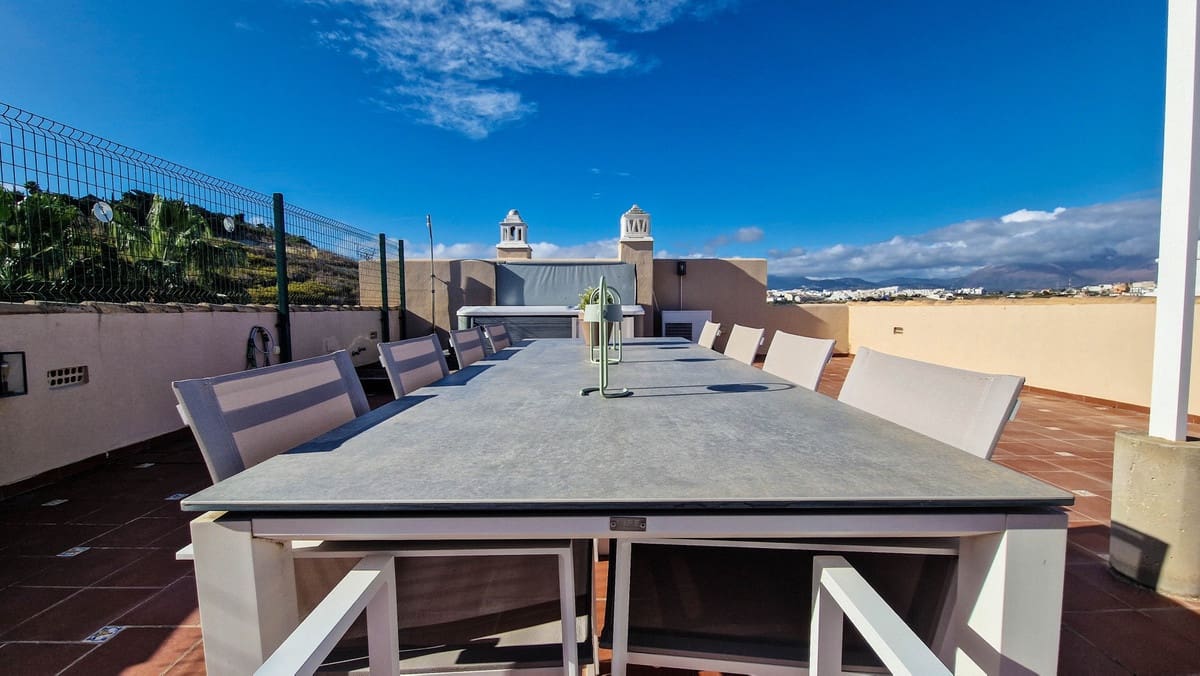 3 soveværelse Penthouse til salg i La Duquesa / Puerto de la Duquesa med swimmingpool - € 390.000 (Ref: 9354193)