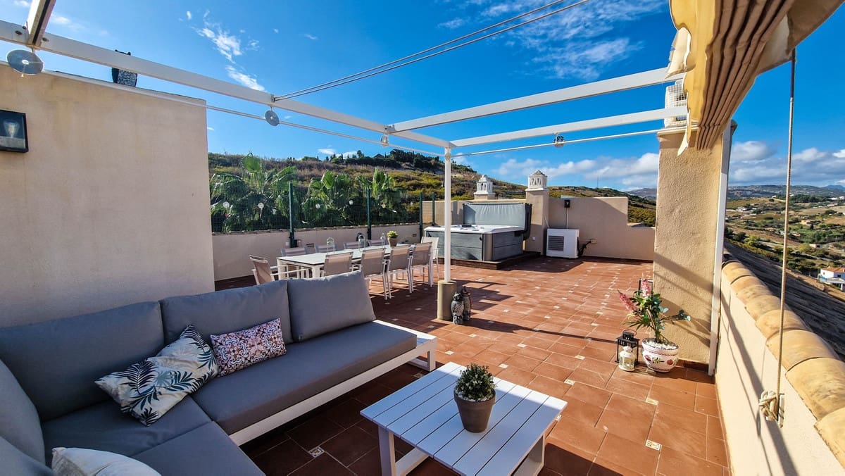 3 soveværelse Penthouse til salg i La Duquesa / Puerto de la Duquesa med swimmingpool - € 390.000 (Ref: 9354193)