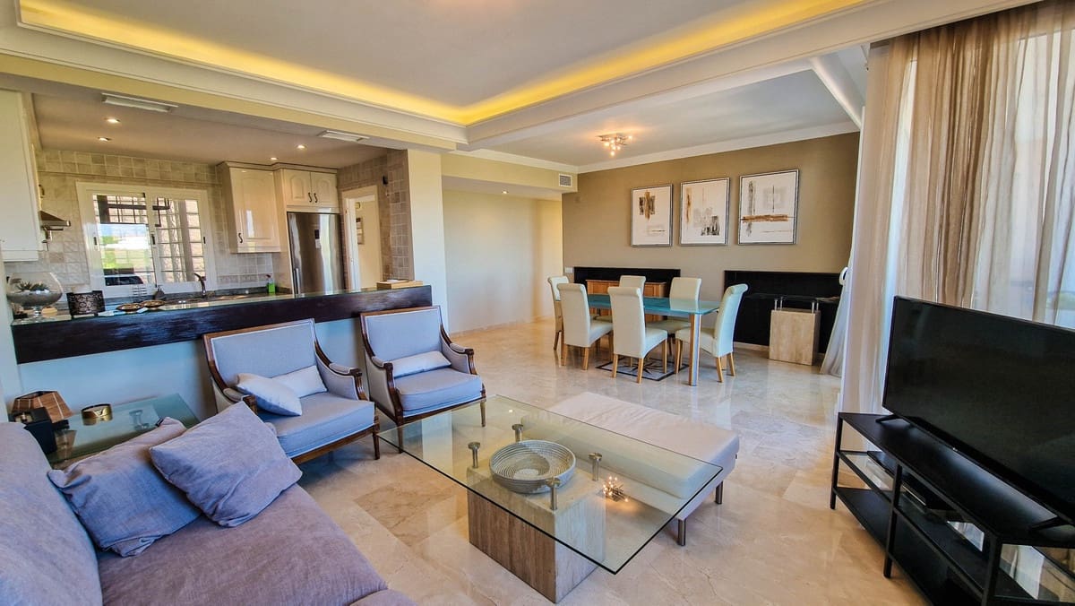 3 soveværelse Penthouse til salg i La Duquesa / Puerto de la Duquesa med swimmingpool - € 390.000 (Ref: 9354193)