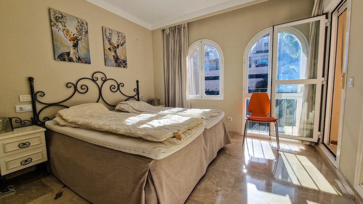 3 soveværelse Penthouse til salg i La Duquesa / Puerto de la Duquesa med swimmingpool - € 390.000 (Ref: 9354193)