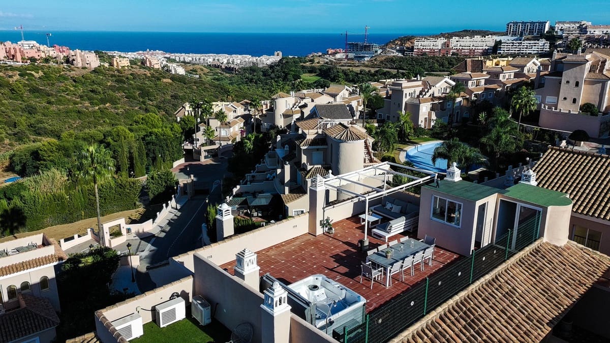 3 soveværelse Penthouse til salg i La Duquesa / Puerto de la Duquesa med swimmingpool - € 390.000 (Ref: 9354193)