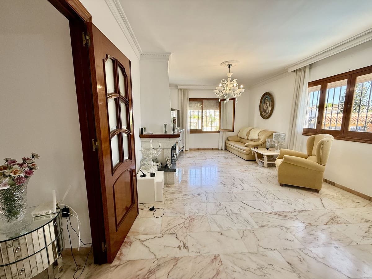 3 soverom Villa til salgs i Benalmadena med svømmebasseng garasje - € 750 000 (Ref: 9356845)